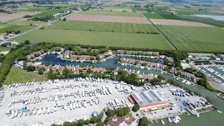 Exklusives Reihenhaus mit direktem Bootsanleger und idyllischem Garten in Lagunenlage