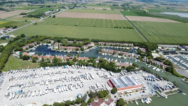 Exklusives Reihenhaus mit direktem Bootsanleger und idyllischem Garten in Lagunenlage - Titelbild