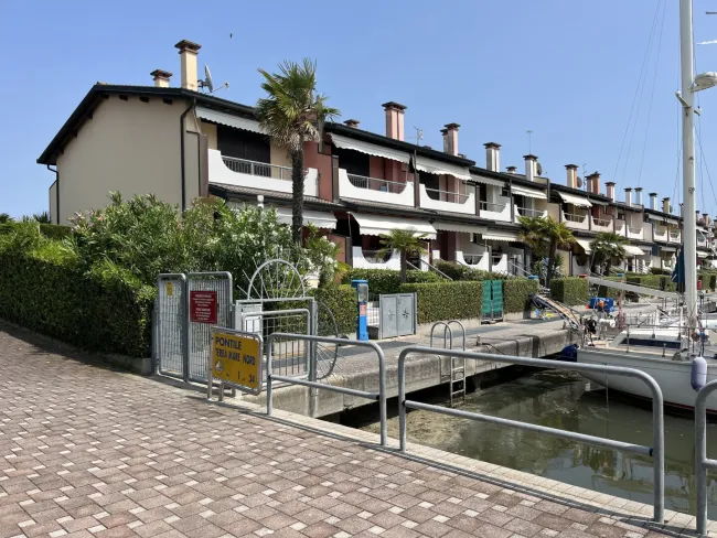 Reihenhaus mit Lagunenblick und privatem Bootsanleger in Aprilia Marittima - Titelbild
