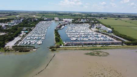 Reihenhaus mit Lagunenblick und privatem Bootsanleger in Aprilia Marittima