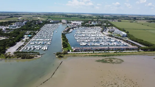 Reihenhaus mit Lagunenblick und privatem Bootsanleger in Aprilia Marittima - Bild