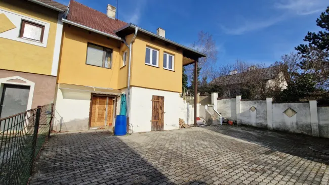 Zweifamilienhaus mit Potenzial in Breitenwaida: Großzügiges Sanierungsobjekt auf 1.997 m² Eigengrund! - Bild