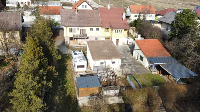 Zweifamilienhaus mit Potenzial in Breitenwaida: Großzügiges Sanierungsobjekt auf 1.997 m² Eigengrund! - Titelbild