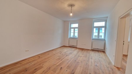 Erstbezug nach Sanierung: Helle Altbauwohnung mit Essküche in Penzing!