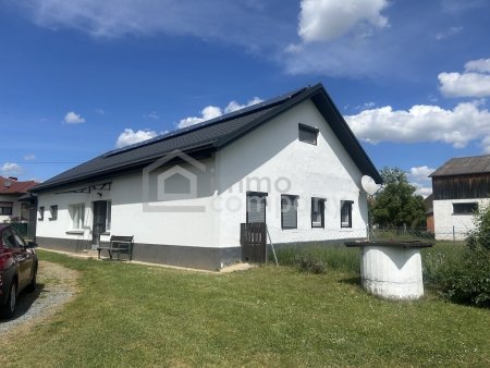 Schönes Einfamilienhaus mit großem ebenen Garten