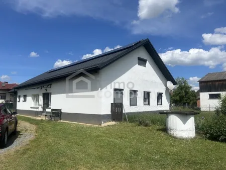 Schönes Einfamilienhaus mit großem ebenen Garten