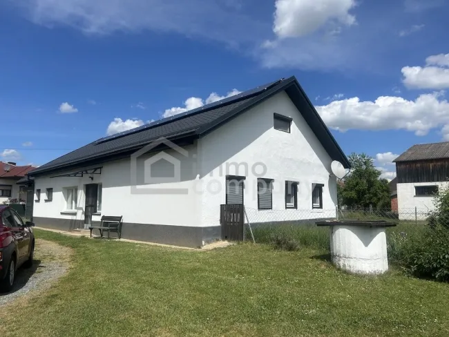 Schönes Einfamilienhaus mit großem ebenen Garten - Titelbild