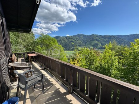 Haus in Hanglage mit gemütlichem Kachelofen