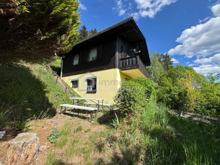 Haus in Hanglage mit gemütlichem Kachelofen