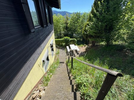 Haus in Hanglage mit gemütlichem Kachelofen