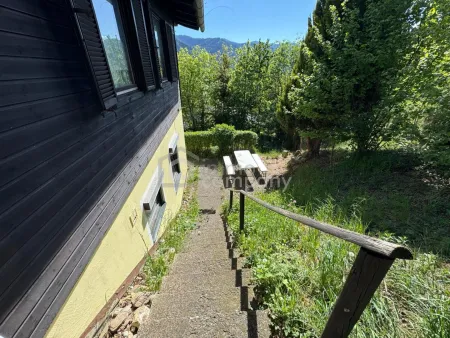Haus in Hanglage mit gemütlichem Kachelofen
