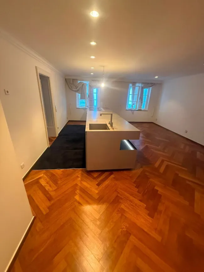 Grabennähe! Dachmaisonette mit bezaubernden Dachgarten in denkmalgeschütztem Barockhaus! - Bild