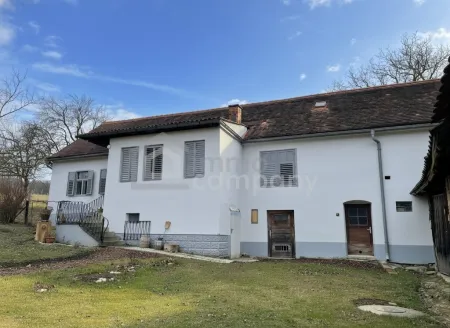 Schönes Bauernhaus mit Nebengebäuden für Selbstversorger