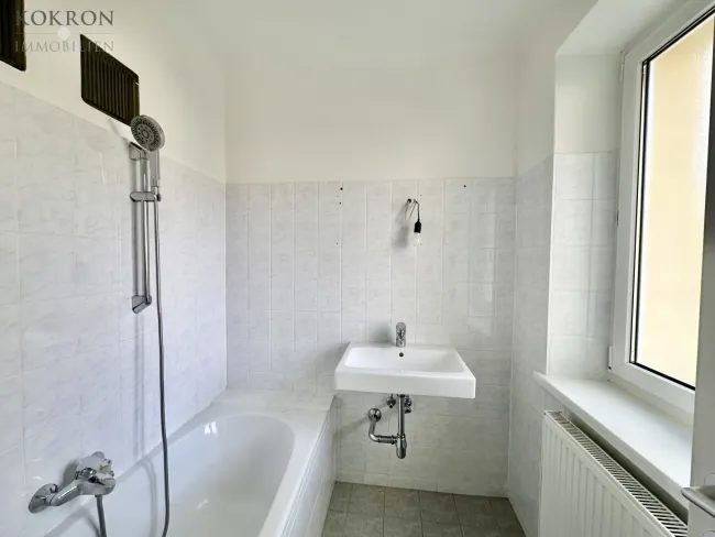 Bad mit Dusch-Badewanne und Fenster