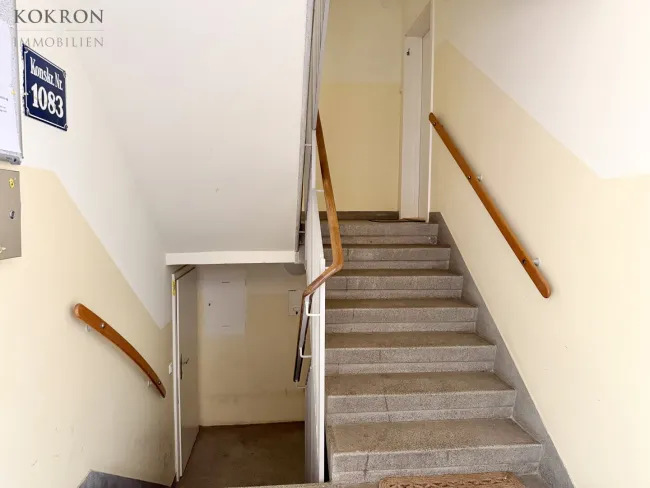 Wenige Stufen zur Wohnung hinauf (oder hinunter bei Lift-Verwendung)