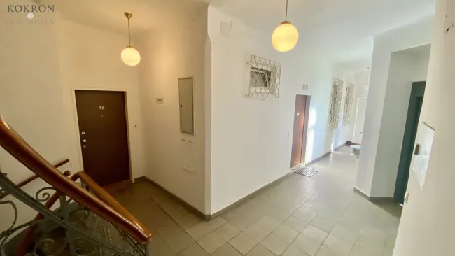 Altbauhaus mit Personenlift vor der Tür.