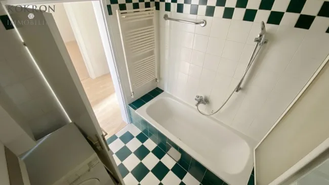 Gepflegtes Badezimmer mit Badewanne.