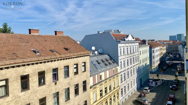 Offener Ausblick über die Dächer der Wiener Gründerzeitbebauung.