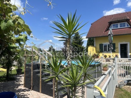 Wohnen wie andere Urlaub machen.... tolle Lage ...Großes Haus mit Potential