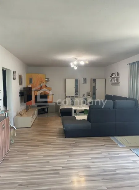 Wohnzimmer KI-aufgehellt