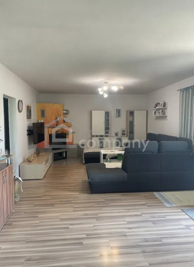 Wohnzimmer KI-aufgehellt