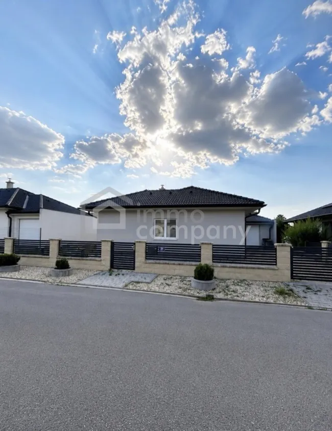 EINFAMILIENHAUS MIT GARTEN & GARAGE | 4 ZIMMER | ABSOLUTE RUHELAGE | NÄHE WIEN - Titelbild
