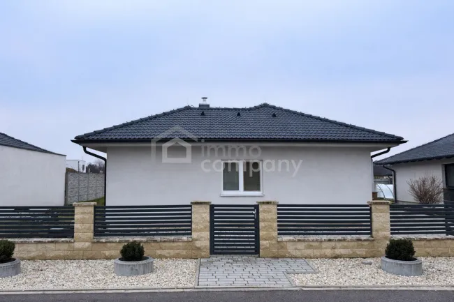 EINFAMILIENHAUS MIT GARTEN & GARAGE | 4 ZIMMER | ABSOLUTE RUHELAGE | NÄHE WIEN - Bild