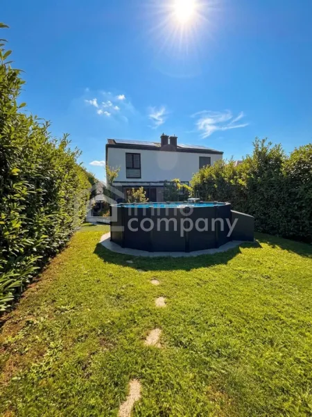 Ansicht Pool und Haus vom Garten aus
