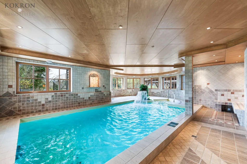 Wellnessbereich mit großem Pool mit Wasserfall, Gegenstrom etc.