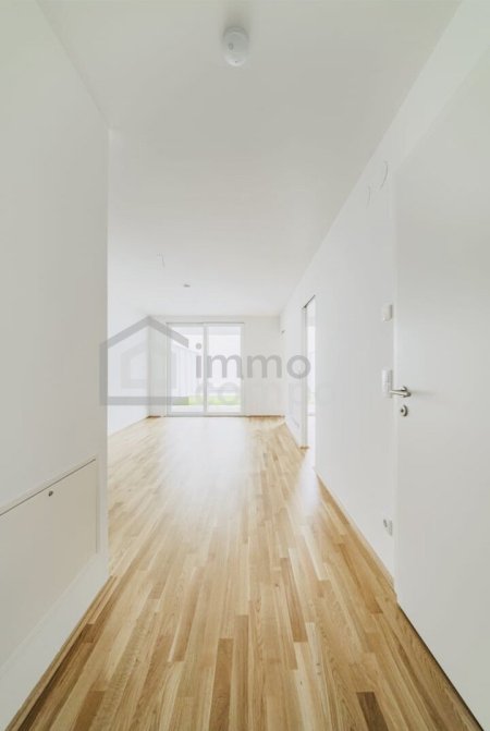 Schöne und moderne Wohnung mit eigenem Garten 25 m2 und Terrasse 12 m2! 15. Bezirk. U3 und U6!