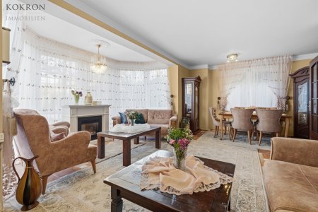 Großzügiger Wohnzimmer