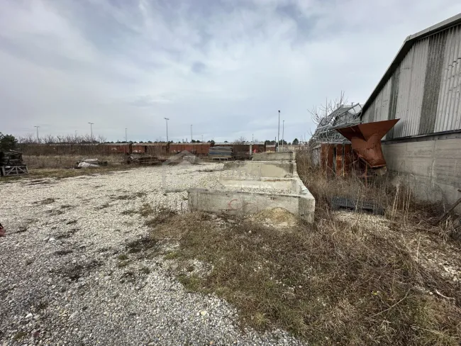 Fläche hinter Halle