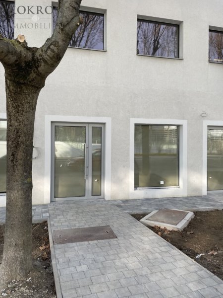 Geschäftsfläche gegenüber vom Auhof Center (vis-à-vis McDonalds)