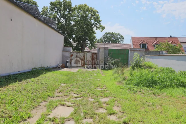 Zwei Wege, ein Zuhause -sanierungsbedürftiges Haus mit großem Garten - Bild