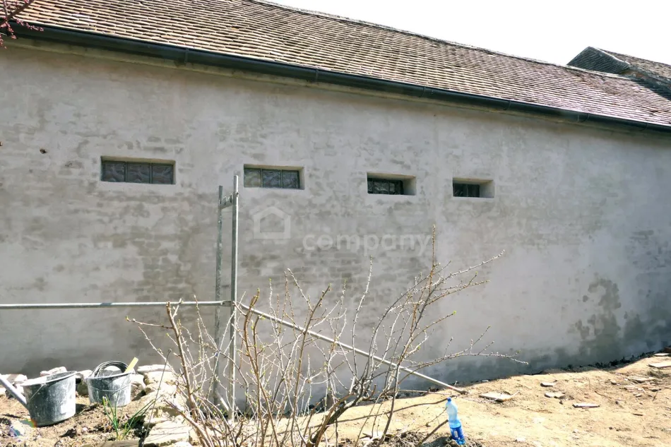 Zwei Wege, ein Zuhause -sanierungsbedürftiges Haus mit großem Garten - Bild