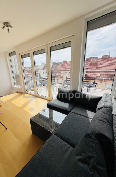 Luxuriöse zweistöckige Wohnung mit atemberaubendem Stadtblick + Balkon und geräumiger Terrasse! 15. Bezirk! U3