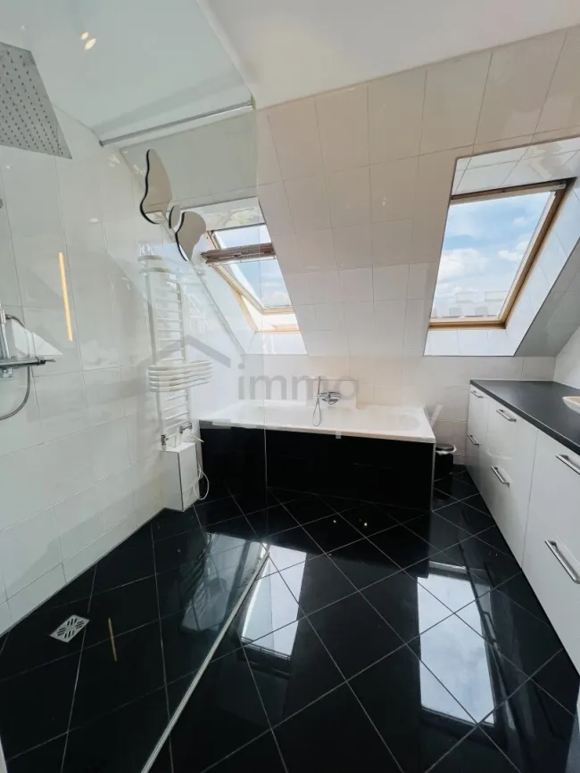 Luxuriöse zweistöckige Wohnung mit atemberaubendem Stadtblick + Balkon und geräumiger Terrasse! 15. Bezirk! U3 - Bild