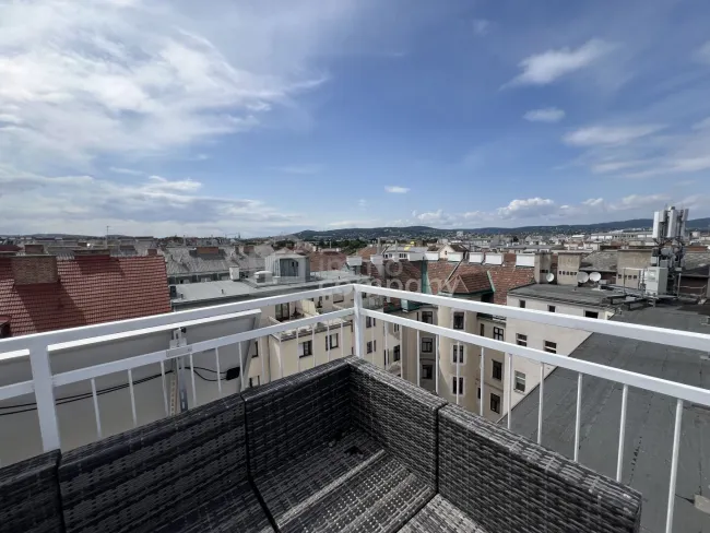Luxuriöse zweistöckige Wohnung mit atemberaubendem Stadtblick + Balkon und geräumiger Terrasse! 15. Bezirk! U3 - Titelbild