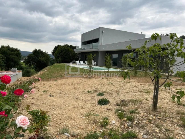 Traumvilla in Castelo de Paiva: Neuwertig, 600m², 5 Zimmer – Ihr neues Zuhause für 1,2 Mio. €! - Titelbild