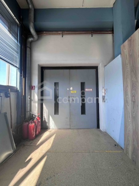 Attraktives (Gewerbe-)Lager mit Lastenlift, Büro und Parkplätze (OG, 234qm)