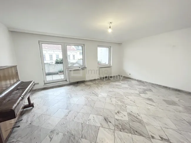 Stilvolles Wohnen mit Doppelbalkon in zentraler Lage - Bild