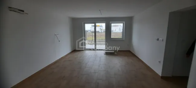 Gartenwohnung mit Terrasse und Parkplatz - Bild