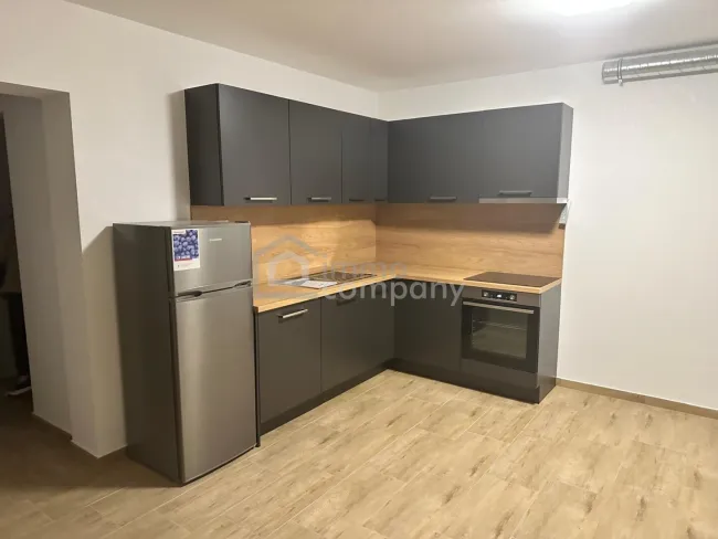 Gartenwohnung mit Terrasse und Parkplatz - Titelbild