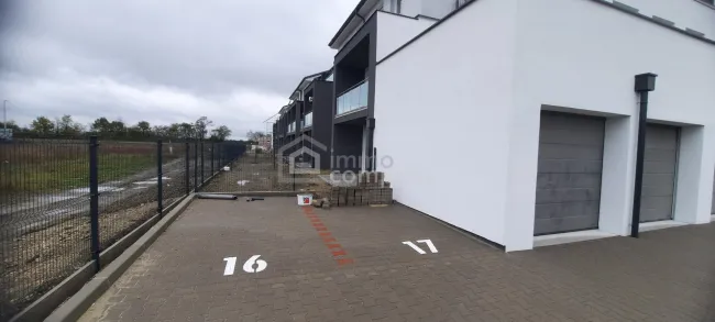 Gartenwohnung mit Terrasse und Parkplatz - Bild