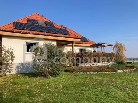 Wohnen mit Weitblick – gepflegtes Einfamilienhaus mit Wellnessbereich, Photovoltaik und 1.268 m² Grundstück - Titelbild