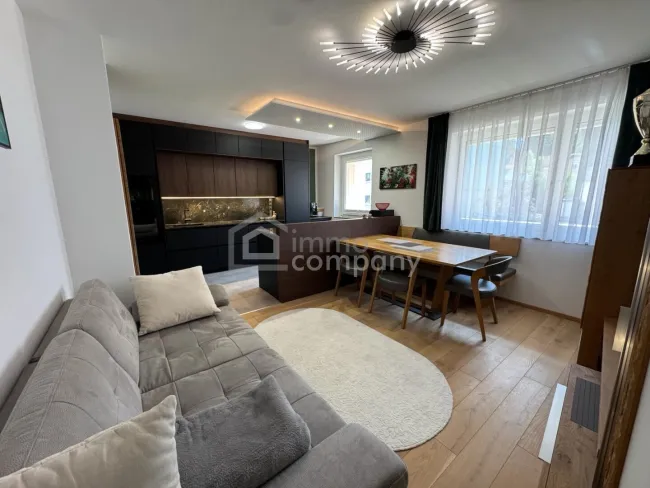 Hochwertig sanierte 2-Zimmer-Wohnung mit Lift & Vollmöblierung - Titelbild
