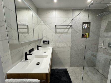 Hochwertig sanierte 2-Zimmer-Wohnung mit Lift & Vollmöblierung