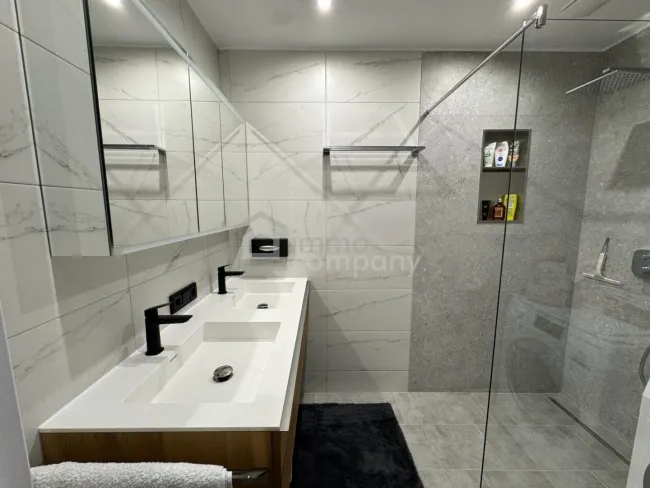 Hochwertig sanierte 2-Zimmer-Wohnung mit Lift & Vollmöblierung - Bild