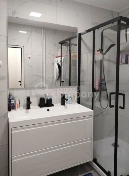 Badezimmer mit Dusche