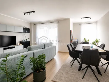 Wohnzimmer mit Essplatz